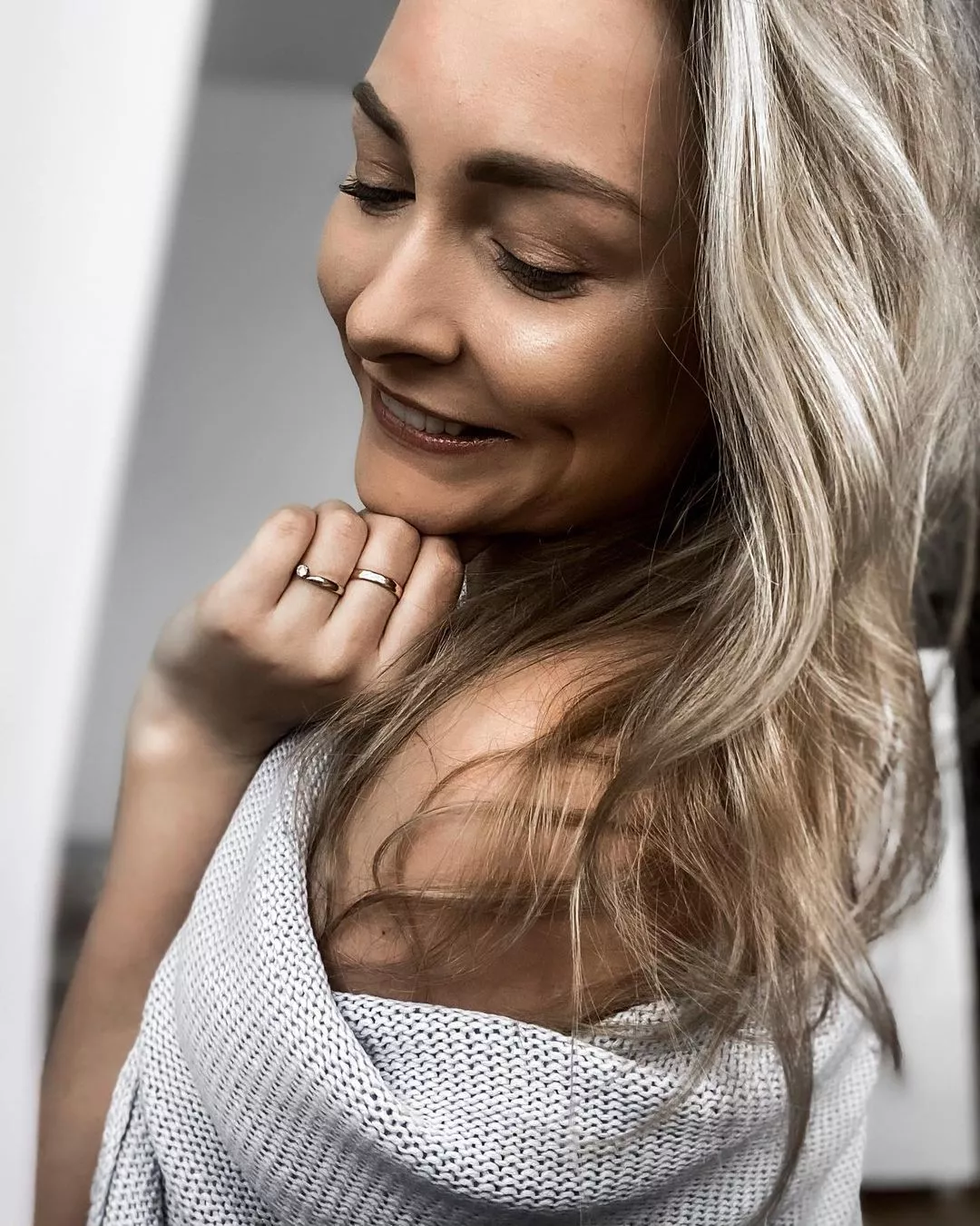 Piękna wokalistka zachwyca swoim pięknem! Opadną Wam szczęki! Jest już zaręczona! 